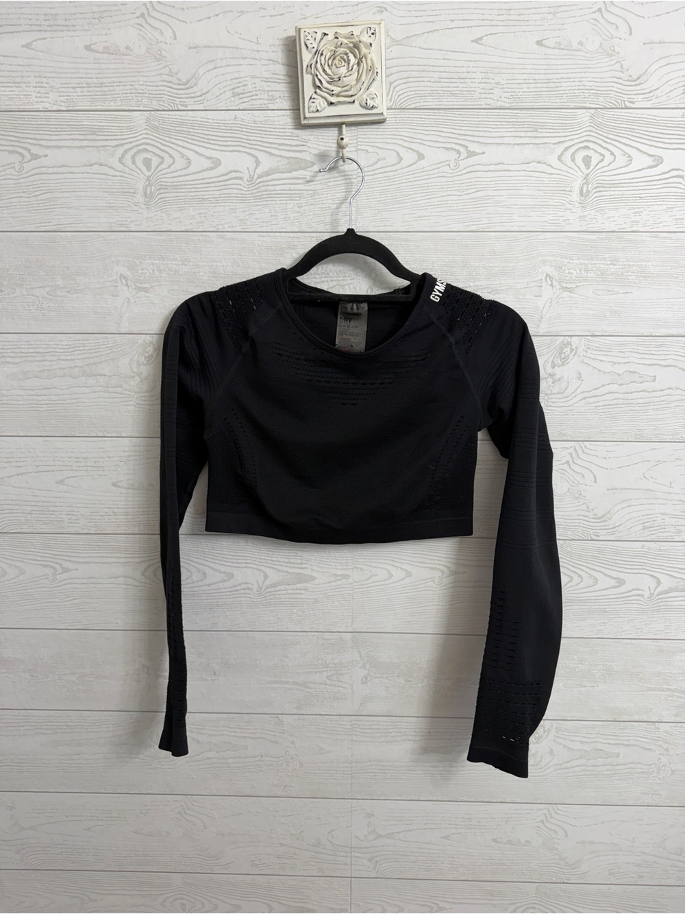 Gym Shark Women’s Performance Long-Sleeve Black Stretch Crop Top. Size M